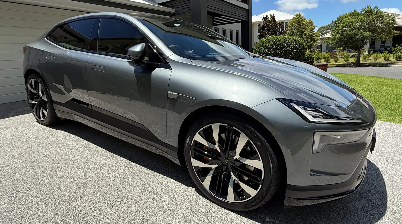 Ho scambiato la mia Tesla Model Y con una Polestar 4