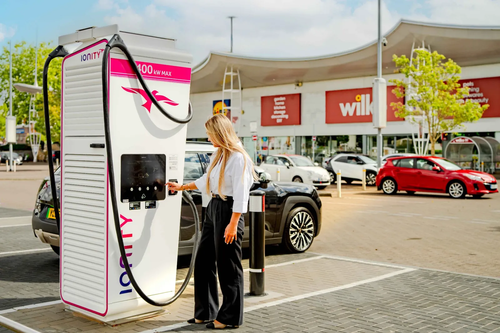 Ionity opens first London fast-charging hub