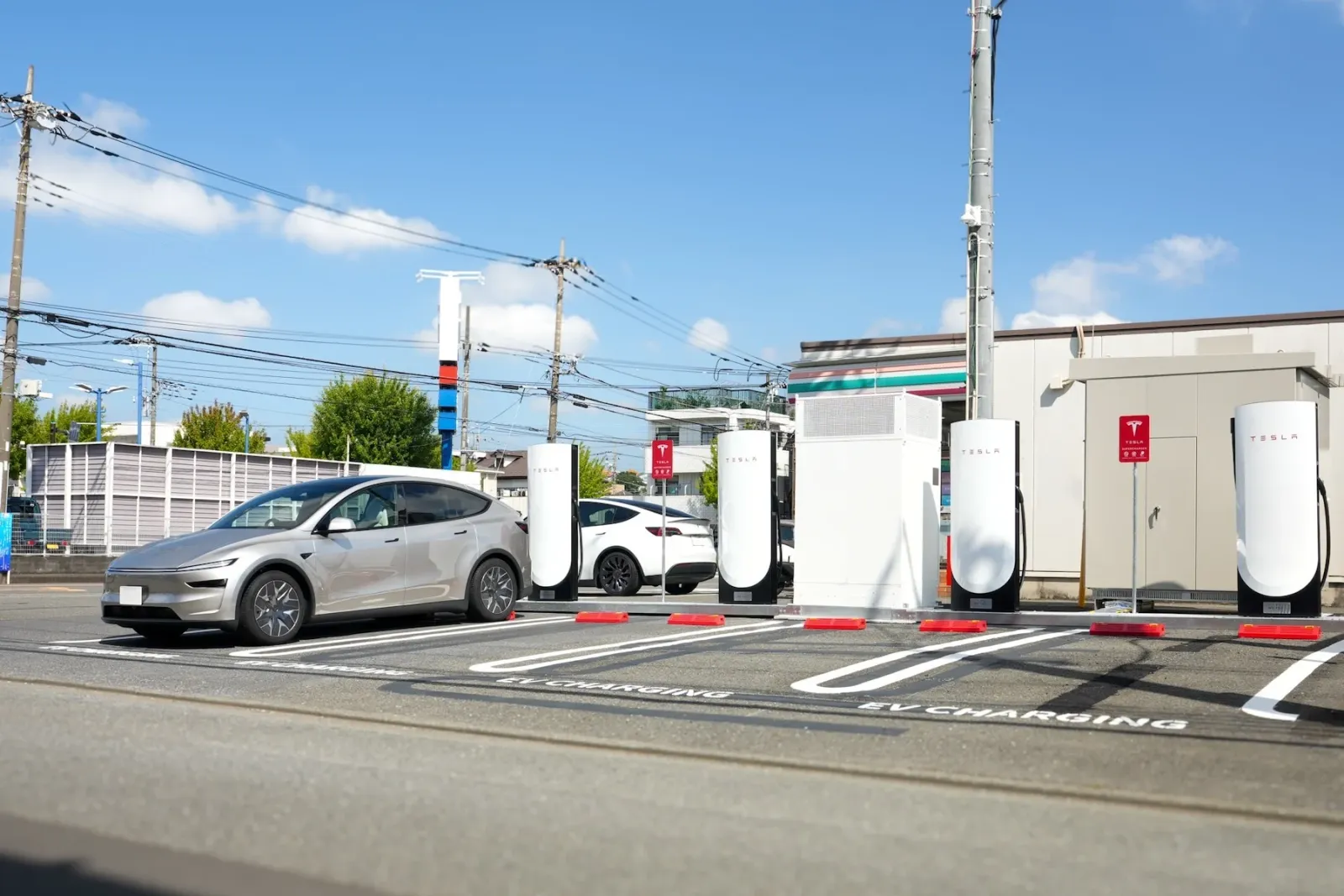 Japão: A Tesla começa a instalar Superchargers nas lojas 7-Eleven