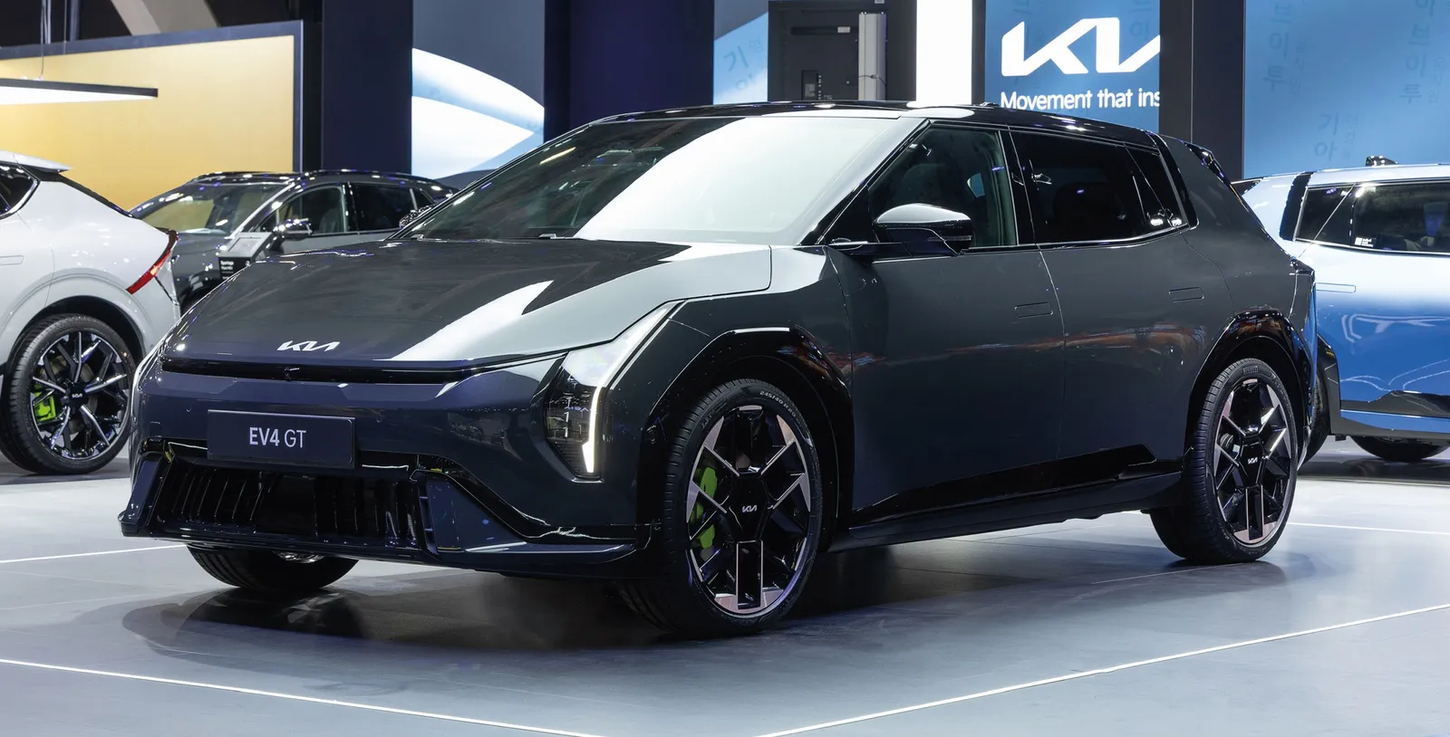 Kia EV4 AWD z baterią 81,4 kWh od 229 400 zł. Jest też Kia EV4 GT z 215 kW/292 KM mocy, od 264 400 zł. I 22 kW w opcji