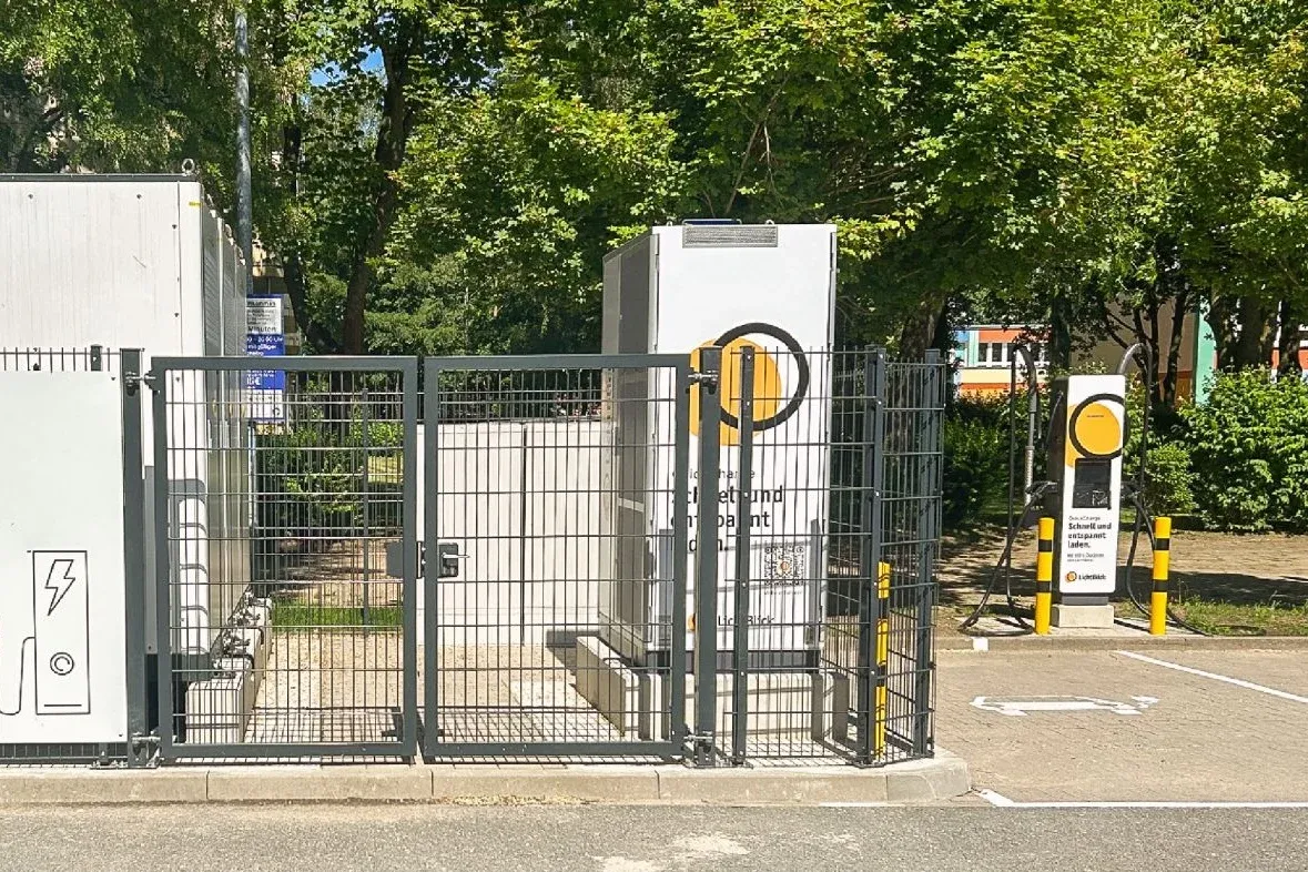 LichtBlick installiert Schnellladestandorte mit Batteriespeicher