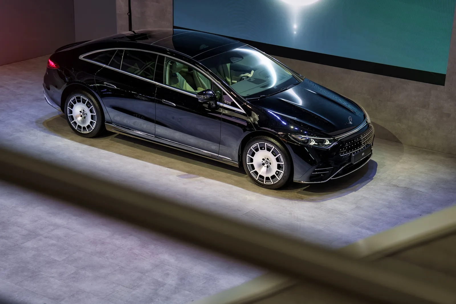 L’Mercedes EQS ha un sistema a 800 V e un’autonomia di 926 km secondo il ciclo WLTP. Esternamente è stato aggiornato, ma sotto è già diverso.