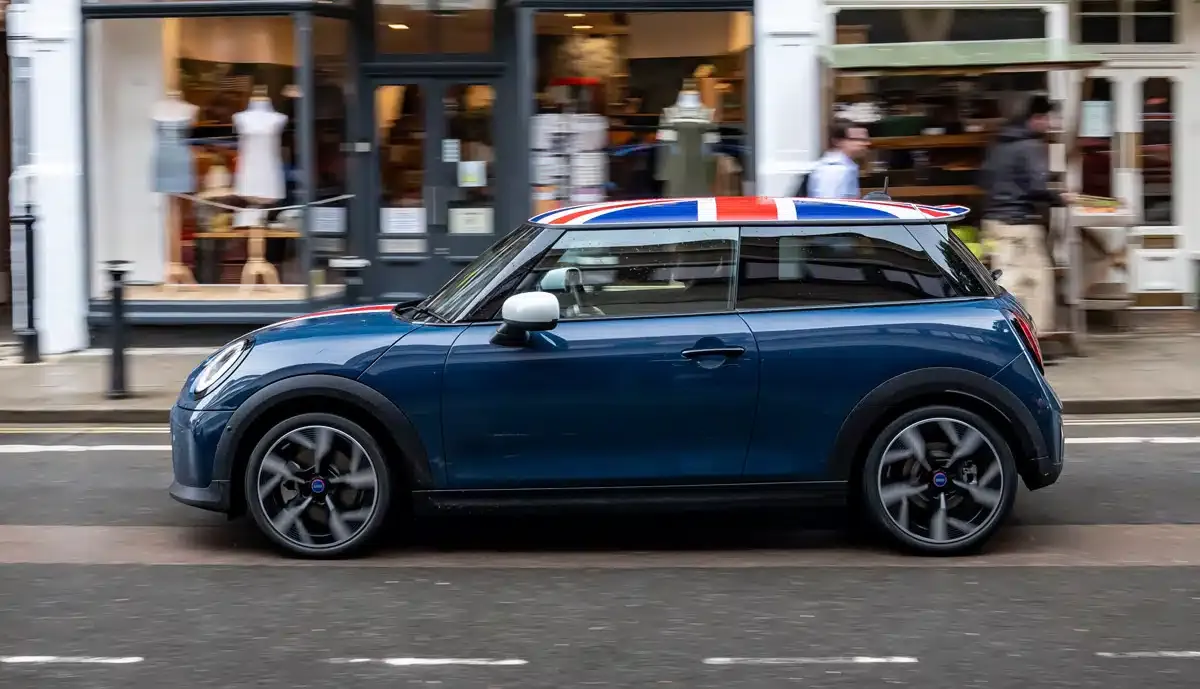 Il prossimo Mini Cooper potrebbe essere disponibile come auto a combustione interna, ibrida ed elettrica