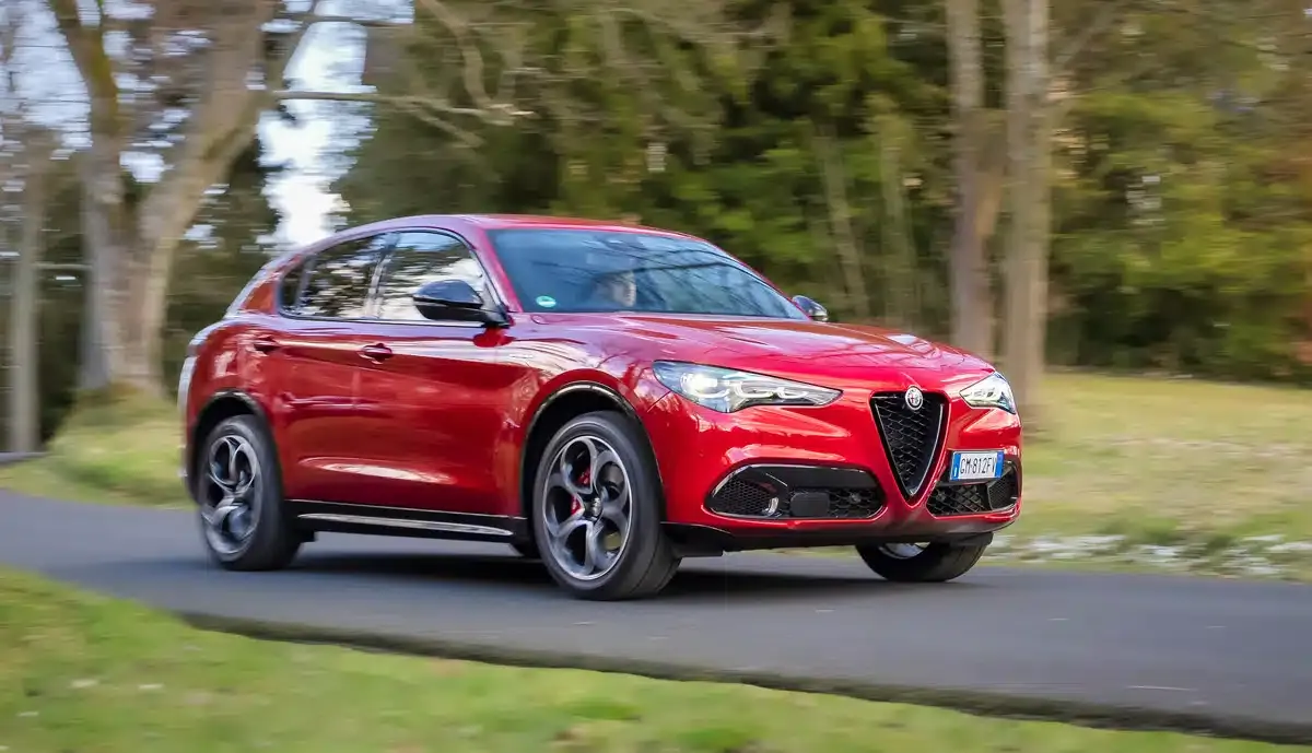 Novo Alfa Romeo Stelvio provavelmente sofrerá atrasos, versões elétricas e híbridas em planejamento