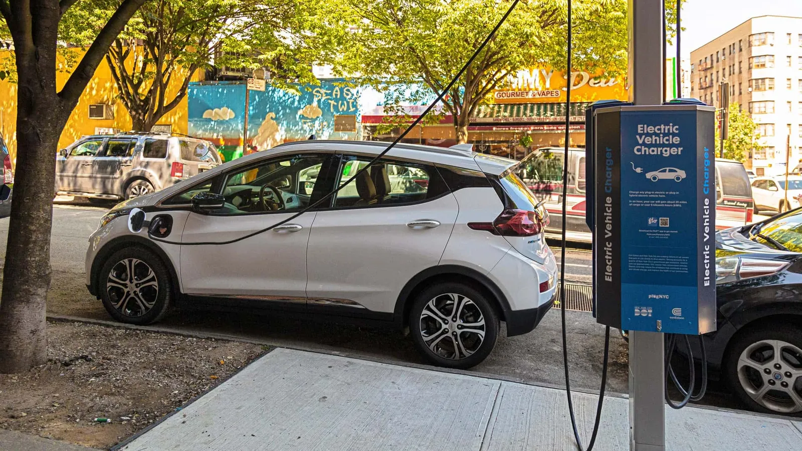 Nova York finalmente está facilitando o carregamento de veículos elétricos com 600 novos carregadores na beira da rua.