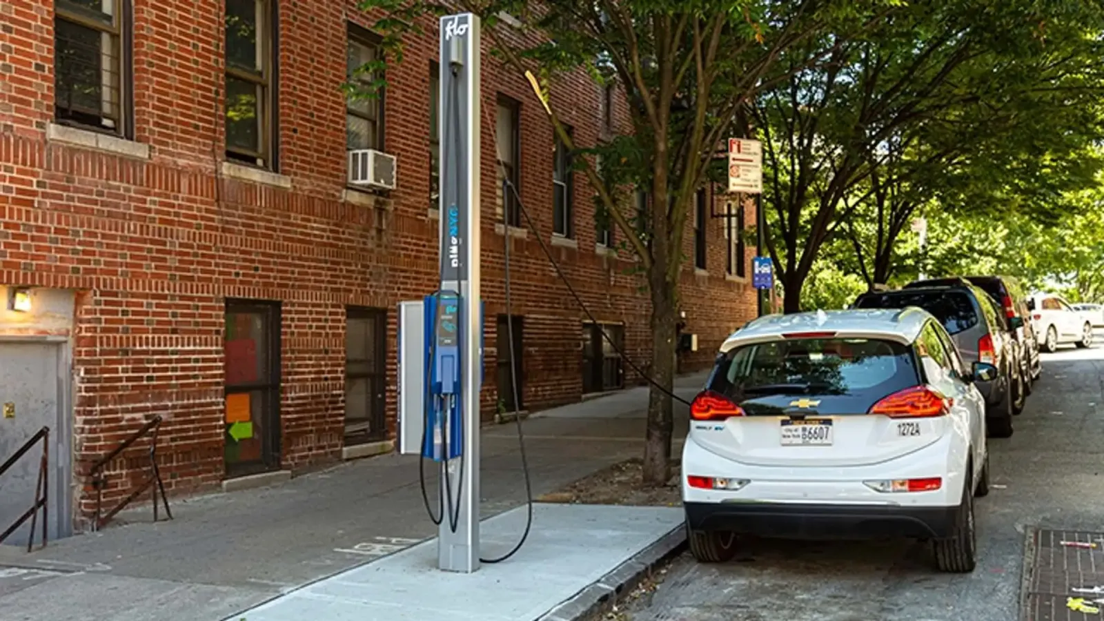 Carregador de veículos elétricos na beira da rua em NYC