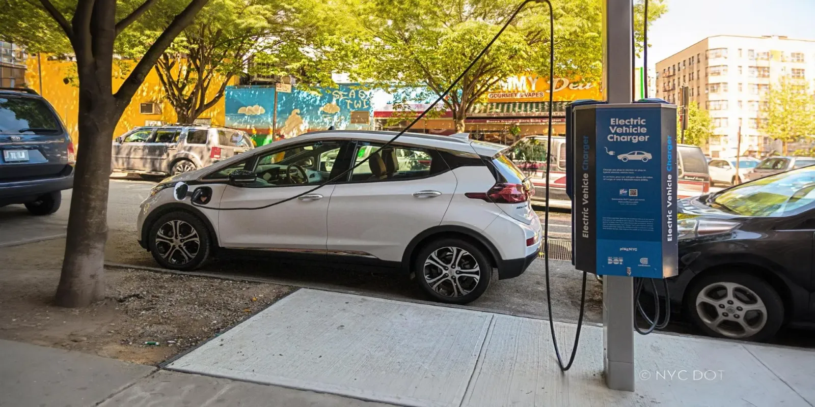 Nova York está instalando 600 novos pontos de carregamento para veículos elétricos diretamente na calçada.