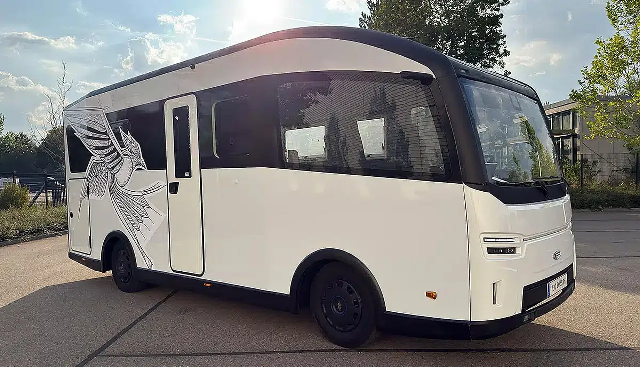Oto elektryczny wóz Drzymały: CityFreighter. Bateria 128 kWh, w środku kuchnia, łazienka, pompa ciepła