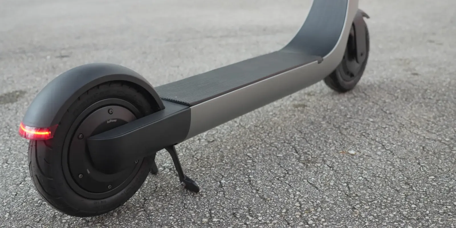 Paris agora exige que os usuários de scooters elétricos usem coletes de alta visibilidade, sob risco de multas.