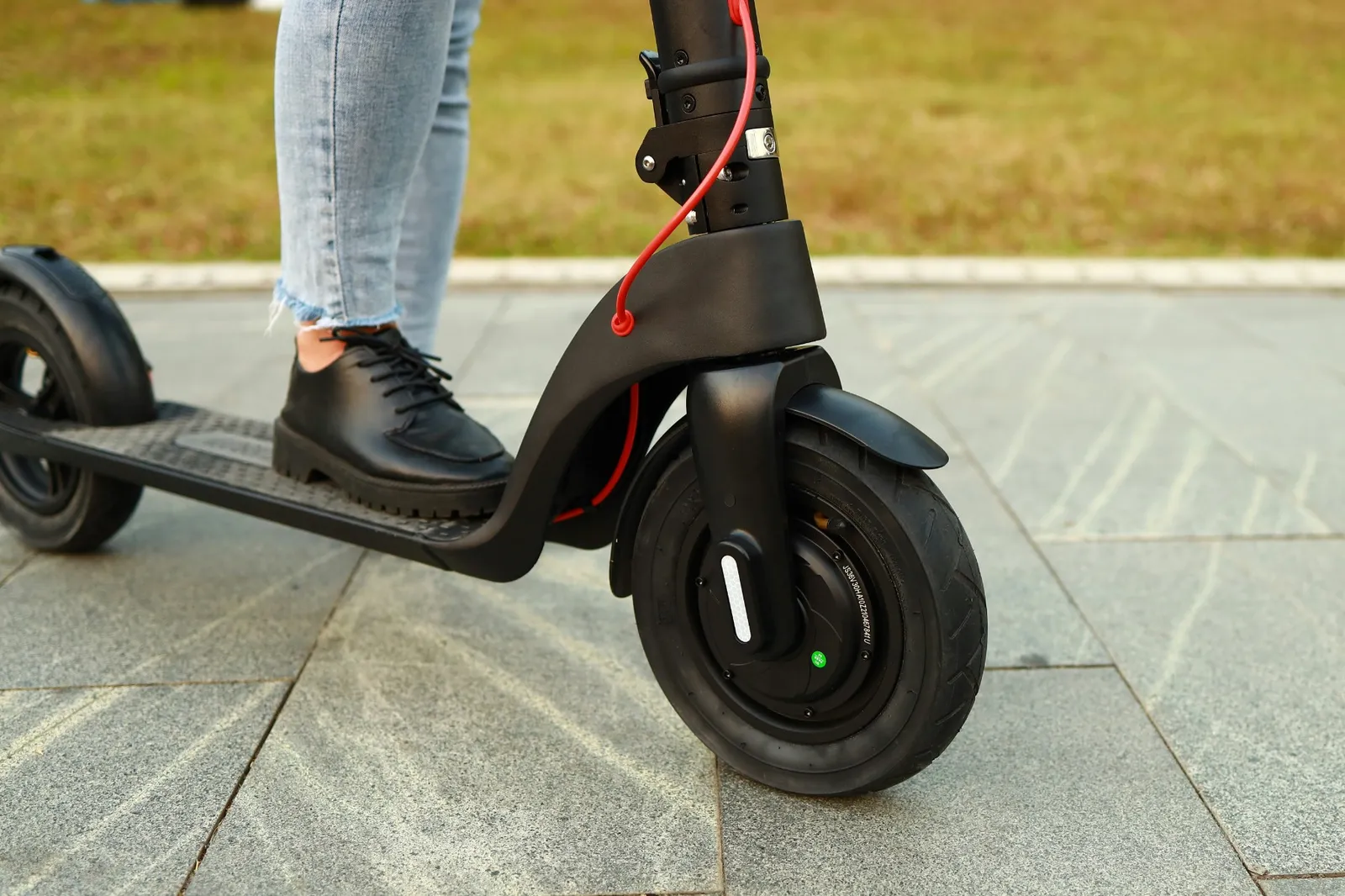 Paris orienta os usuários de patinetes elétricos a usar capacete.