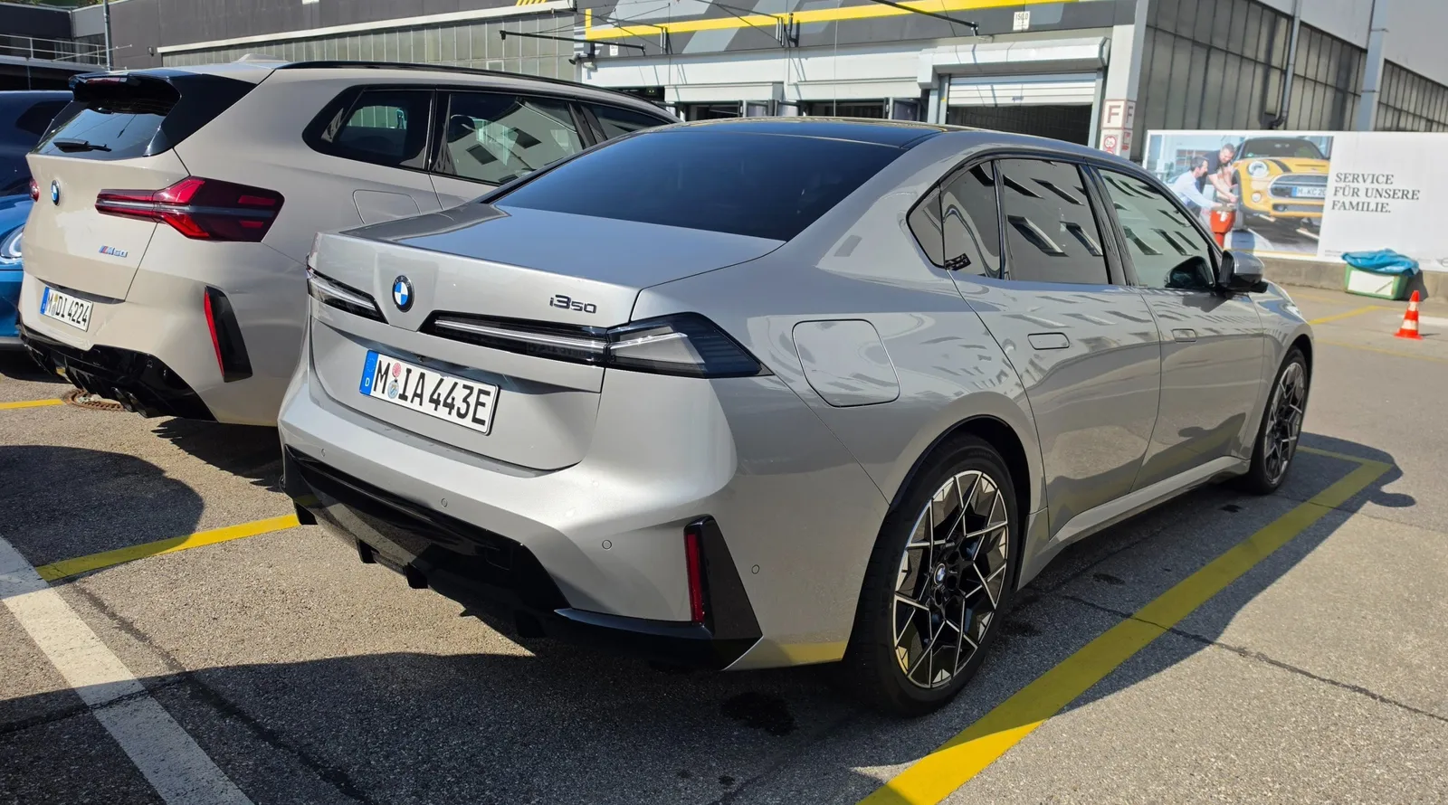 Le prime foto non ufficiali della BMW i3. Un esperto del settore: il produttore ha mantenuto intenzionalmente le proporzioni tipiche dei modelli a combustione interna