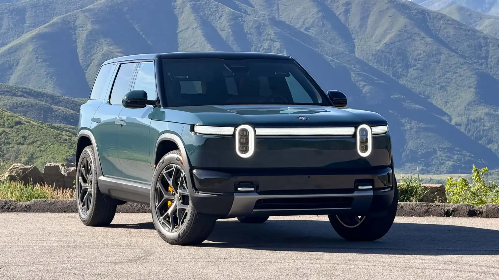 Rivian R2 2027: Primeira experiência de condução em estrada e fora de estrada
