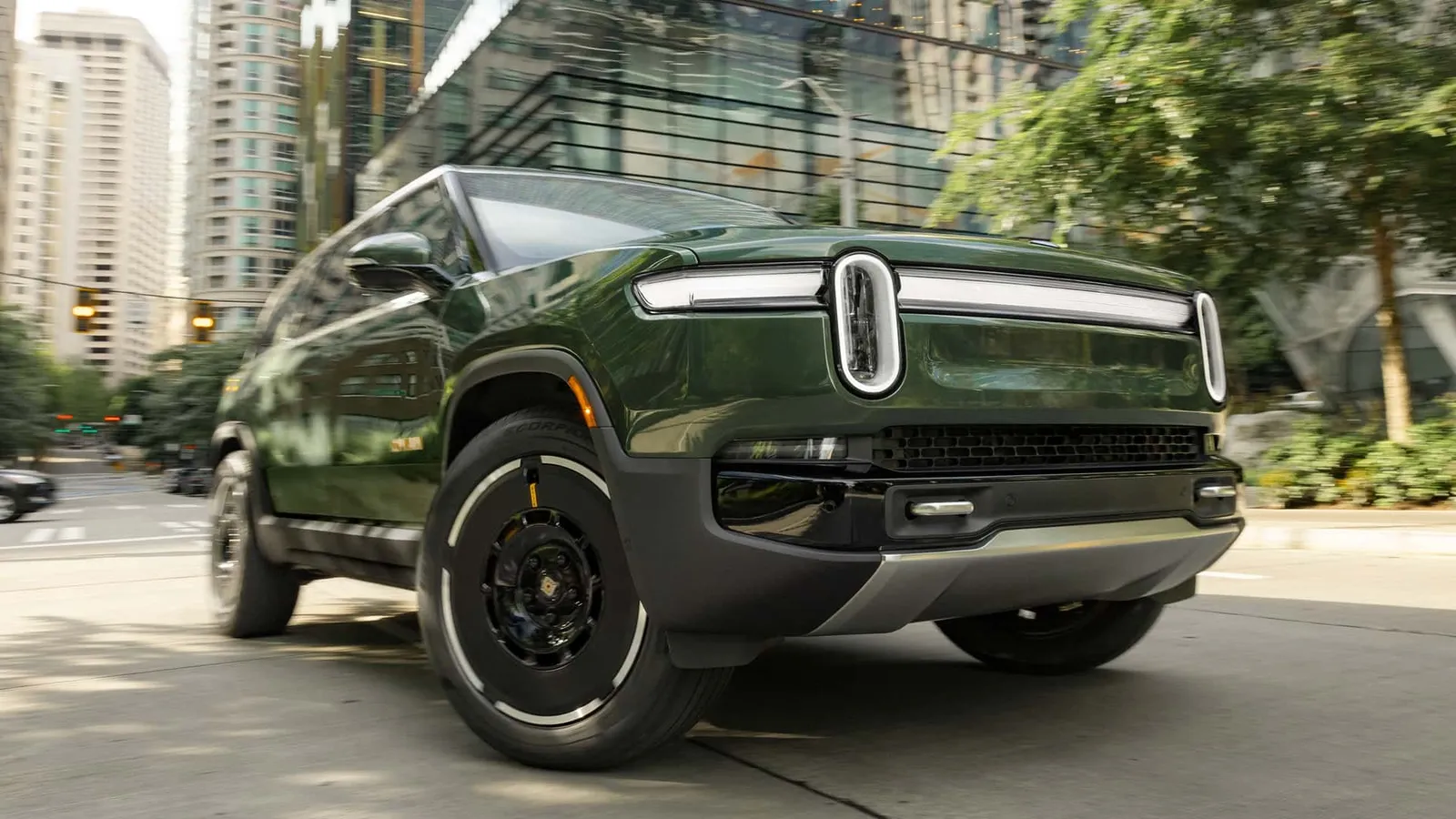 Rivian sta richiamando oltre 30.000 veicoli elettrici R1S e R1T a causa di indicatori difettosi.