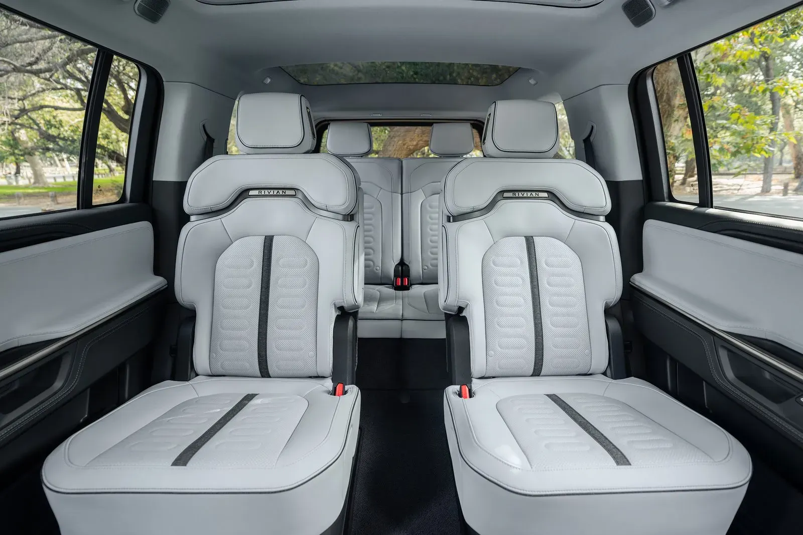 Rivian R1S z 2027 roku posiada fotele kaptainskie – najczęściej proszony element wyposażenia.