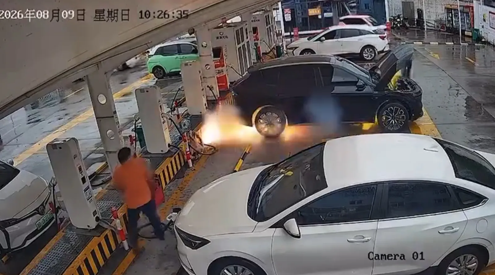 Autoaccensione e incendio del Zeekra 7X mentre si carica [VIDEO con audio]. L’auto aveva subito un incidente e non è stata riparata in officina.