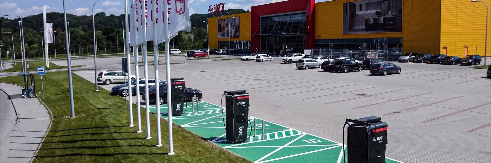 Sklepy Agata będą miały na parkingach stacje ładowania 200-400 kW. Lokalizacje z sensem, pozostaje oczekiwanie na cennik