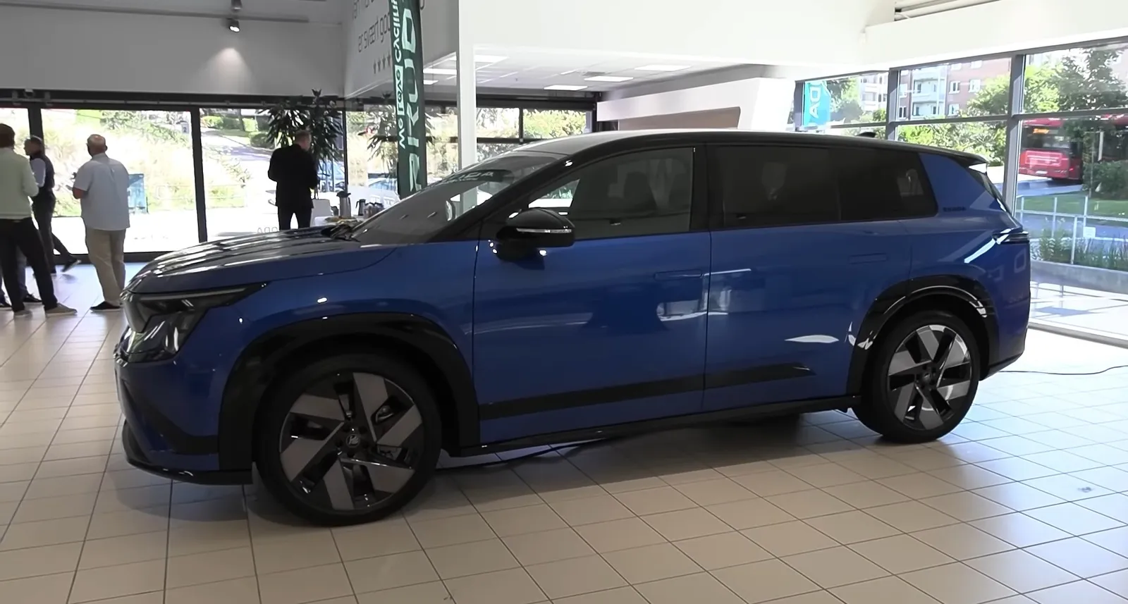 Skoda Peaq nie jest samochodem 7-osobowym. To auto 5+2 albo nawet 4+2, niestety. Pierwsze wrażenia Nylanda [YouTube]