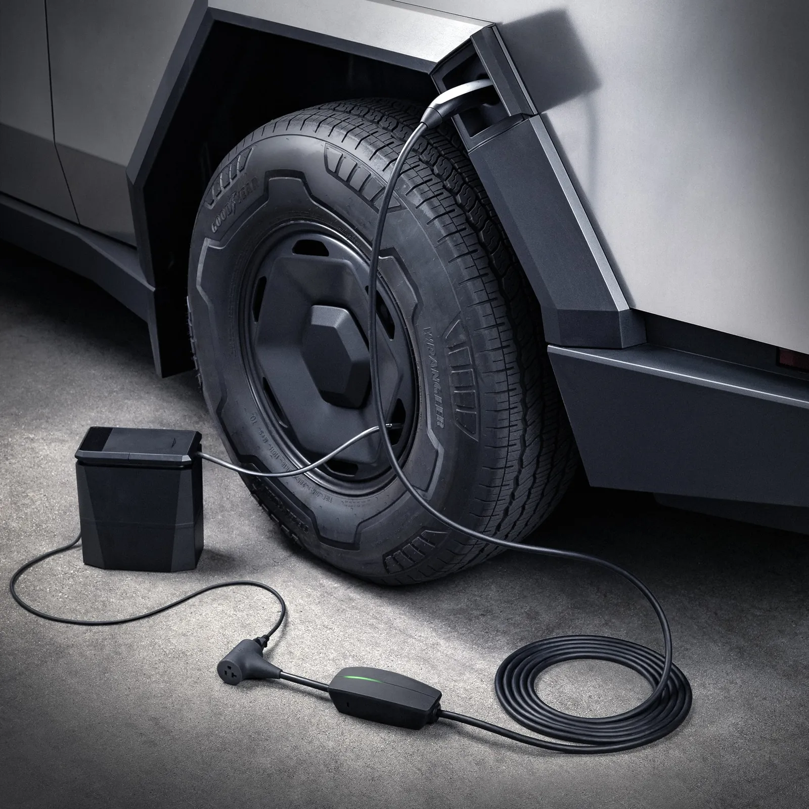 Tesla a mis à disposition la fonction V2L pour le Model Y Premium aux États-Unis. Pour 80 dollars, elle transforme le véhicule en une prise de 2,4 kW.