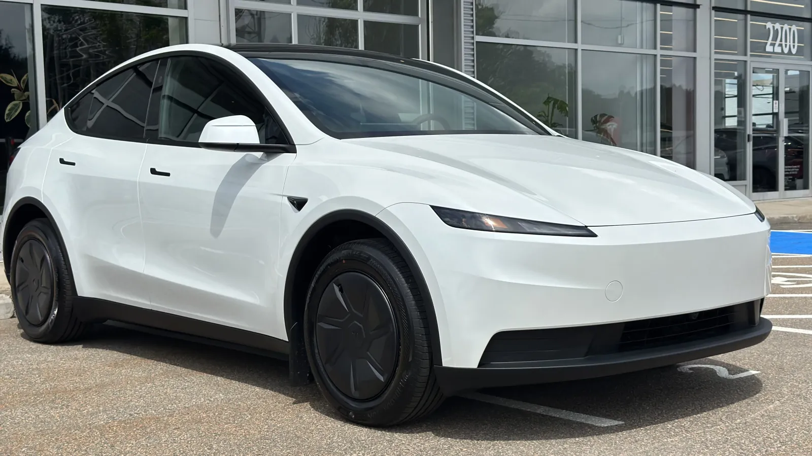 Обзор Tesla Model Y RWD 2026: версия начального уровня с технологиями высшего класса