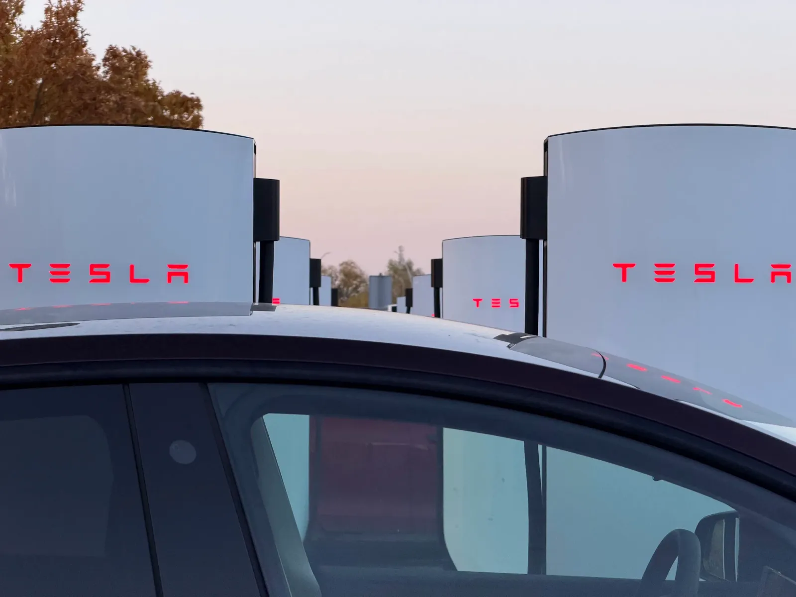Tesla otworzyła Supercharger w Bytomiu. 8 stanowisk 250 kW przy M1 i dostęp dla aut z CCS