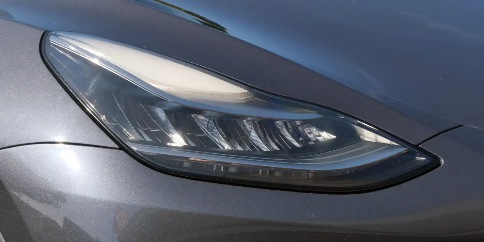 A Tesla está chamando de volta 20.000 unidades do Model 3/Y devido a faróis excessivamente brilhantes.