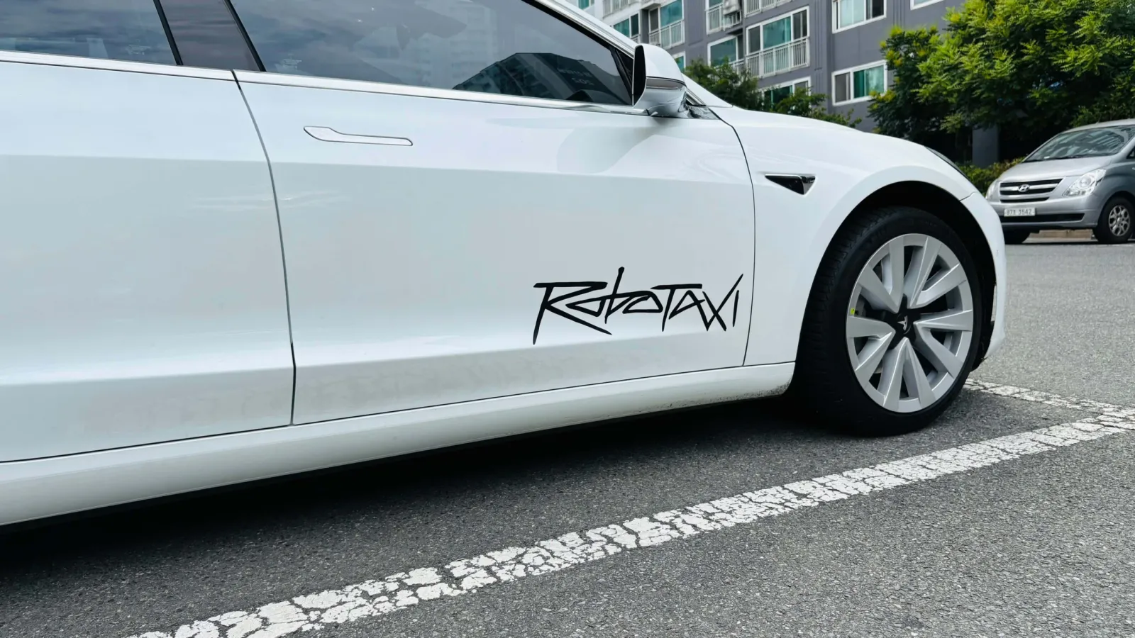 Tesla Robotaxi wozi 2,3 mili przez 66 minut. Klienci wysiadają 3 mile od celu i biorą Ubera