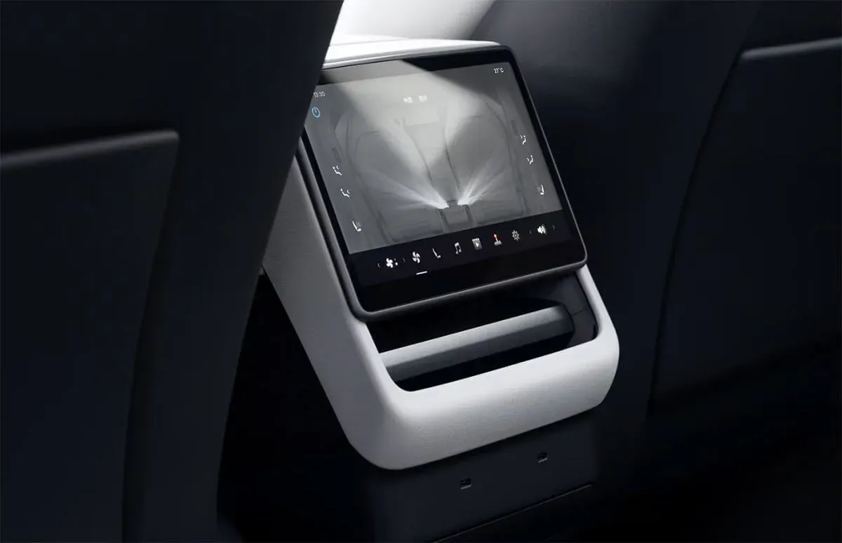 Tesla rozszerza pełny ekran w Kinie. Apple TV, HBO Max i Peacock działają jak natywne skróty