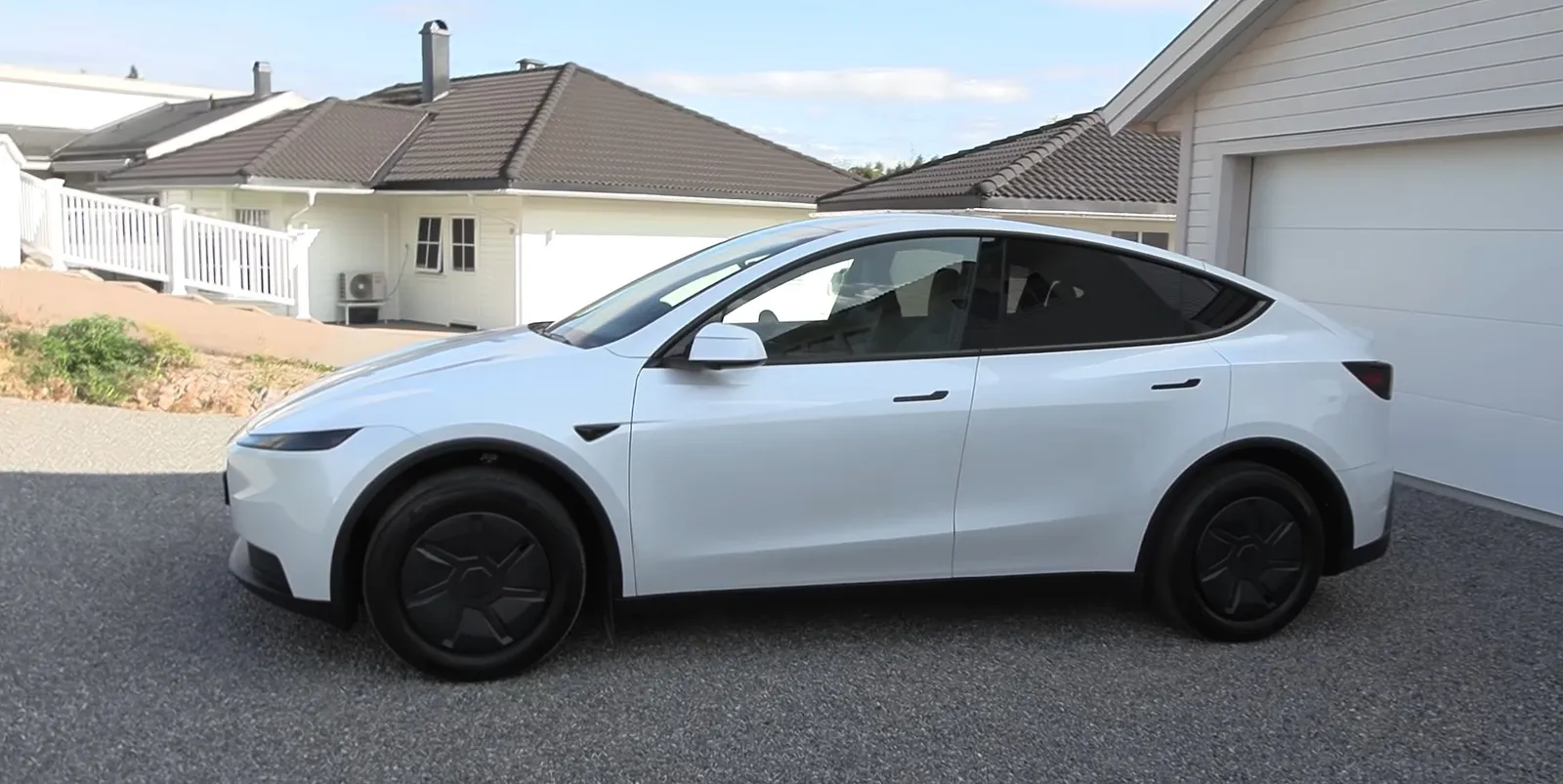 TEST: Tesla Model Y Standard z zasięgiem 360 km przy 120 km/h i 500 km przy 90 km/h. Świetne audio, nie czuć oszczędności [YouTube]