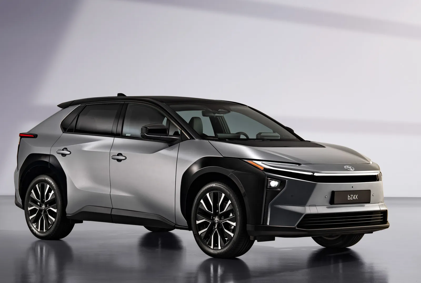 Toyota offre uno sconto fino a 7.600 euro per auto elettriche e ibride plug-in.