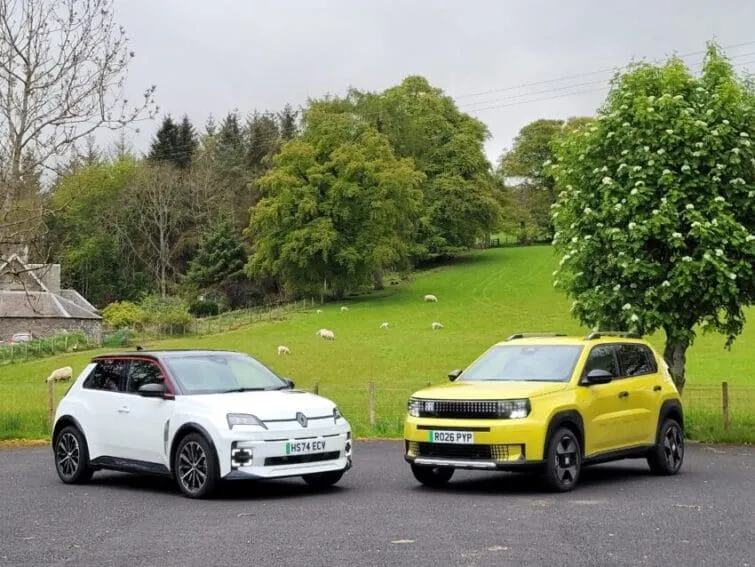 Teste duplo: Fiat Grande Panda contra Renault 5: Qual é o melhor supermini elétrico da Grã-Bretanha?
