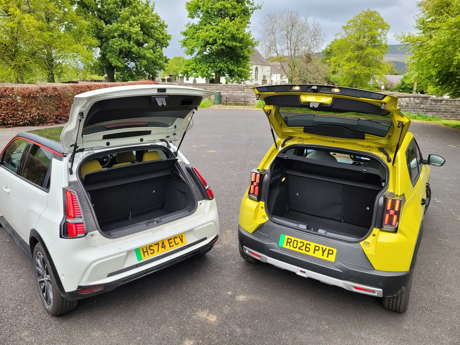 Comparação do espaço no porta-malas entre Fiat Grande Panda e Renault 5