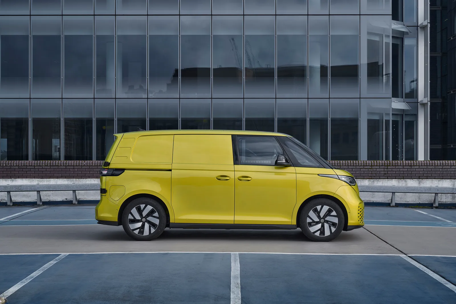 Великобританія: Volkswagen оснащує модель ID. Buzz Cargo акумуляторною батареєю ємністю 58 кВт·год та функцією V2L.