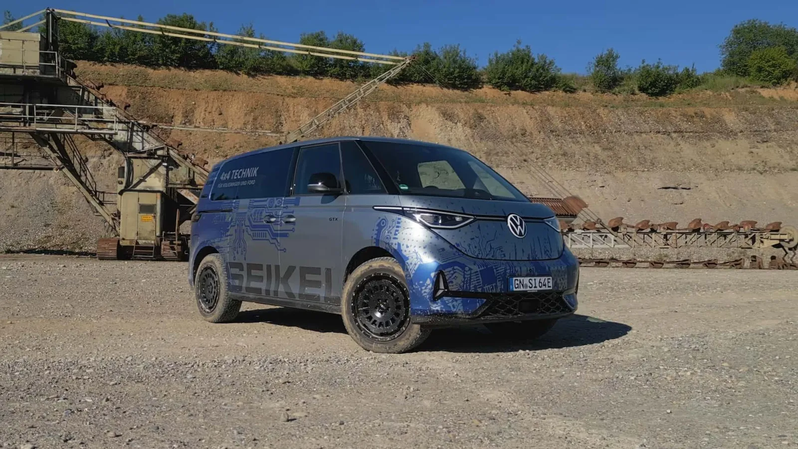 O Volkswagen ID. Buzz recebeu um pacote off-road. Bonito visualmente, mas não fará milagres em terrenos difíceis.