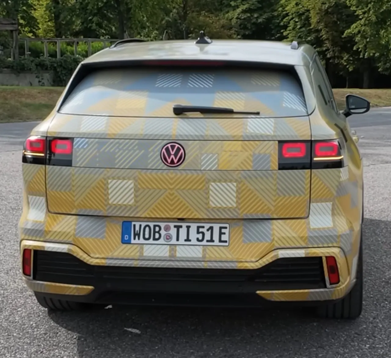 Volkswagen ID. Tiguan pokazany w maskowaniu. Trochę inny, pod spodem znana już platforma MEB+ RWD