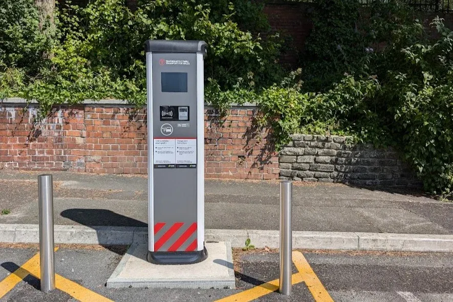 O País de Gales concede isenção fiscal de uma década para locais de carregamento de veículos elétricos.
