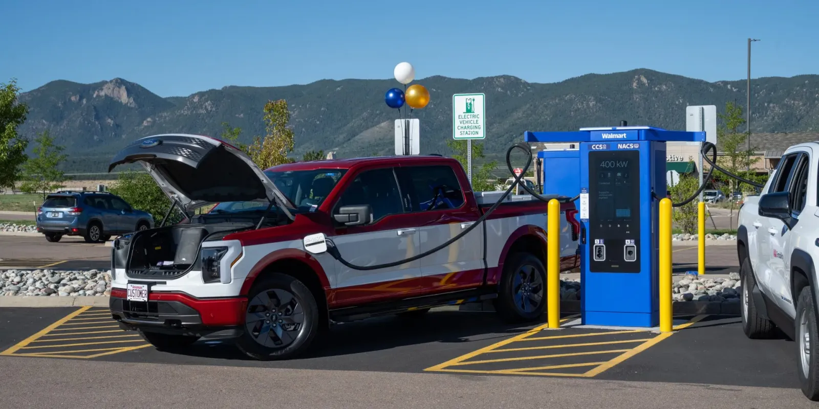 La rete di ricarica per veicoli elettrici da 400 kW di Walmart ha appena raggiunto i 100 negozi.