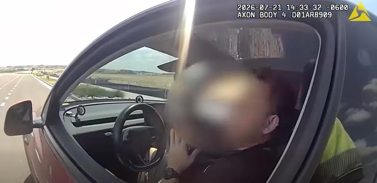Assista ao apelo do motorista da Tesla à polícia após o FSD atingir 64 mph em uma estrada de 45