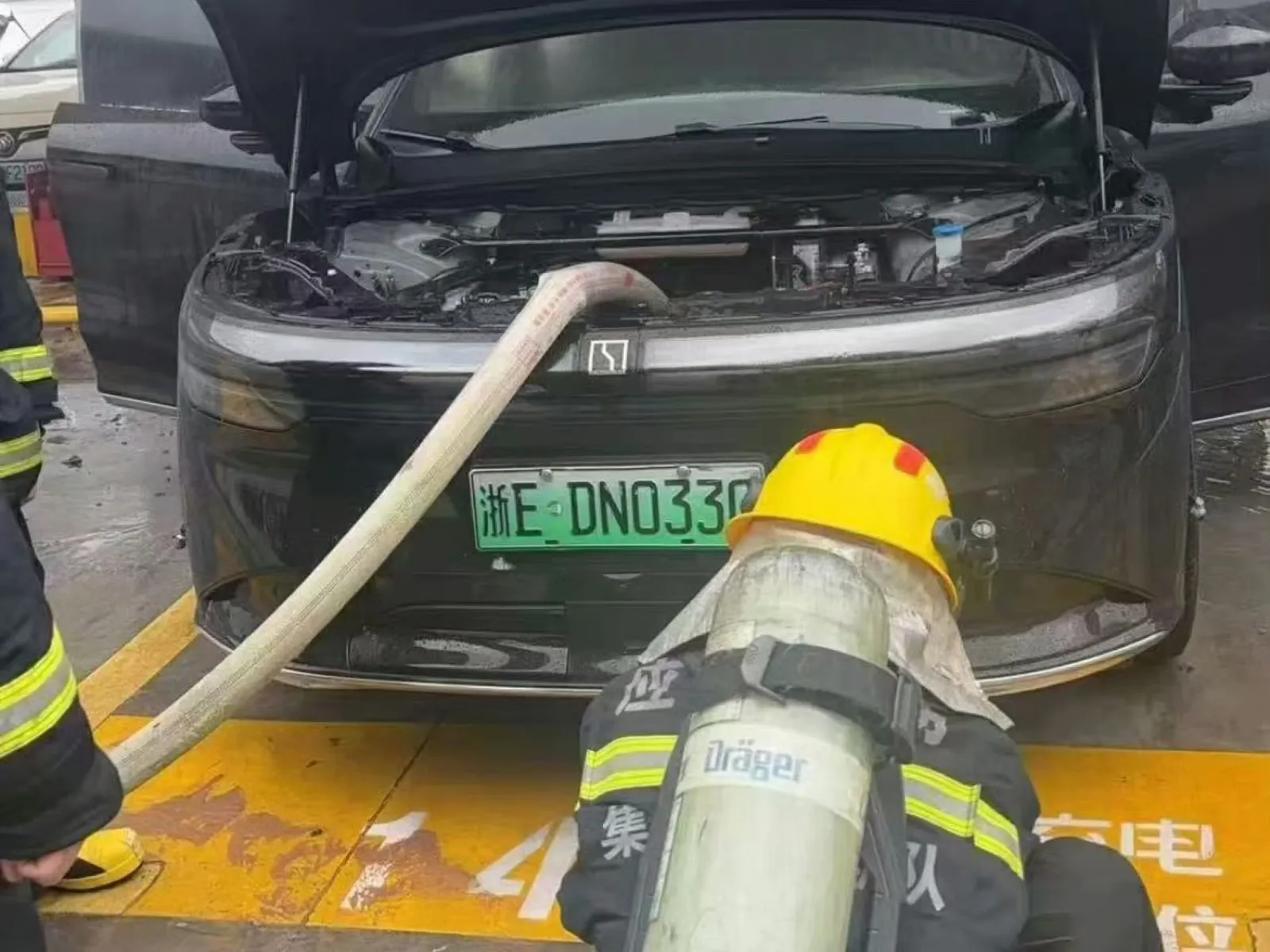 Um Zeekr 7X pegou fogo perto de uma carregadora na China. O carro já havia sofrido um acidente grave anteriormente.