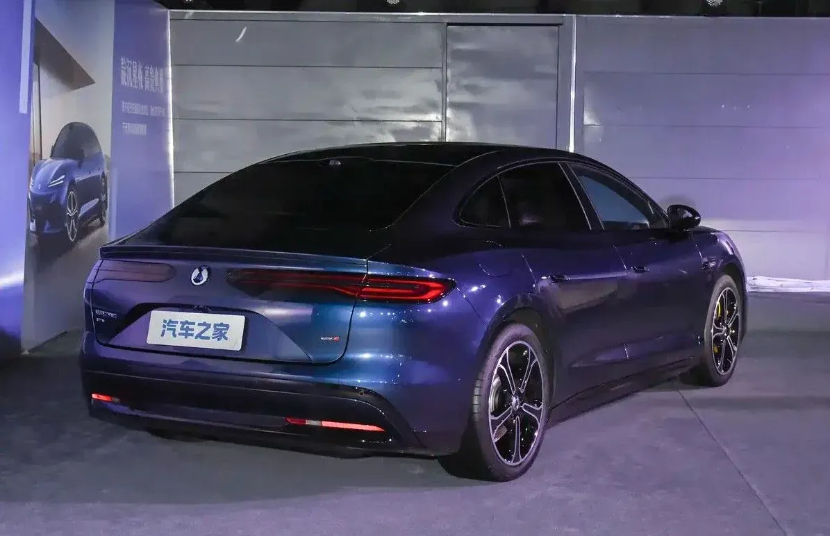 1.100 km di autonomia, 890 kW, ricarica rapida in 9 minuti e a partire da 41.300 euro: ecco il spettacolare Denza Z9S