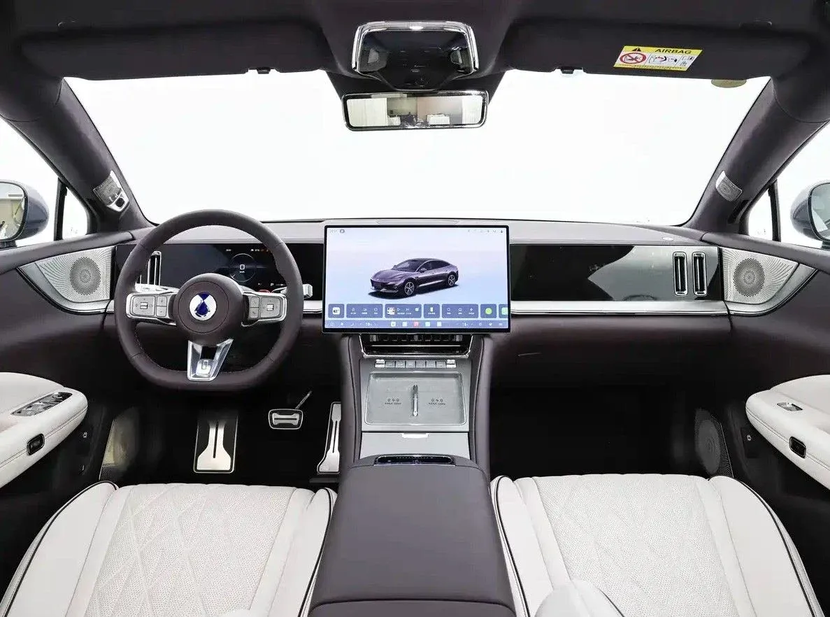 1.100 km di autonomia, 890 kW, ricarica rapida in 9 minuti e a partire da 41.300 euro: ecco il spettacolare Denza Z9S
