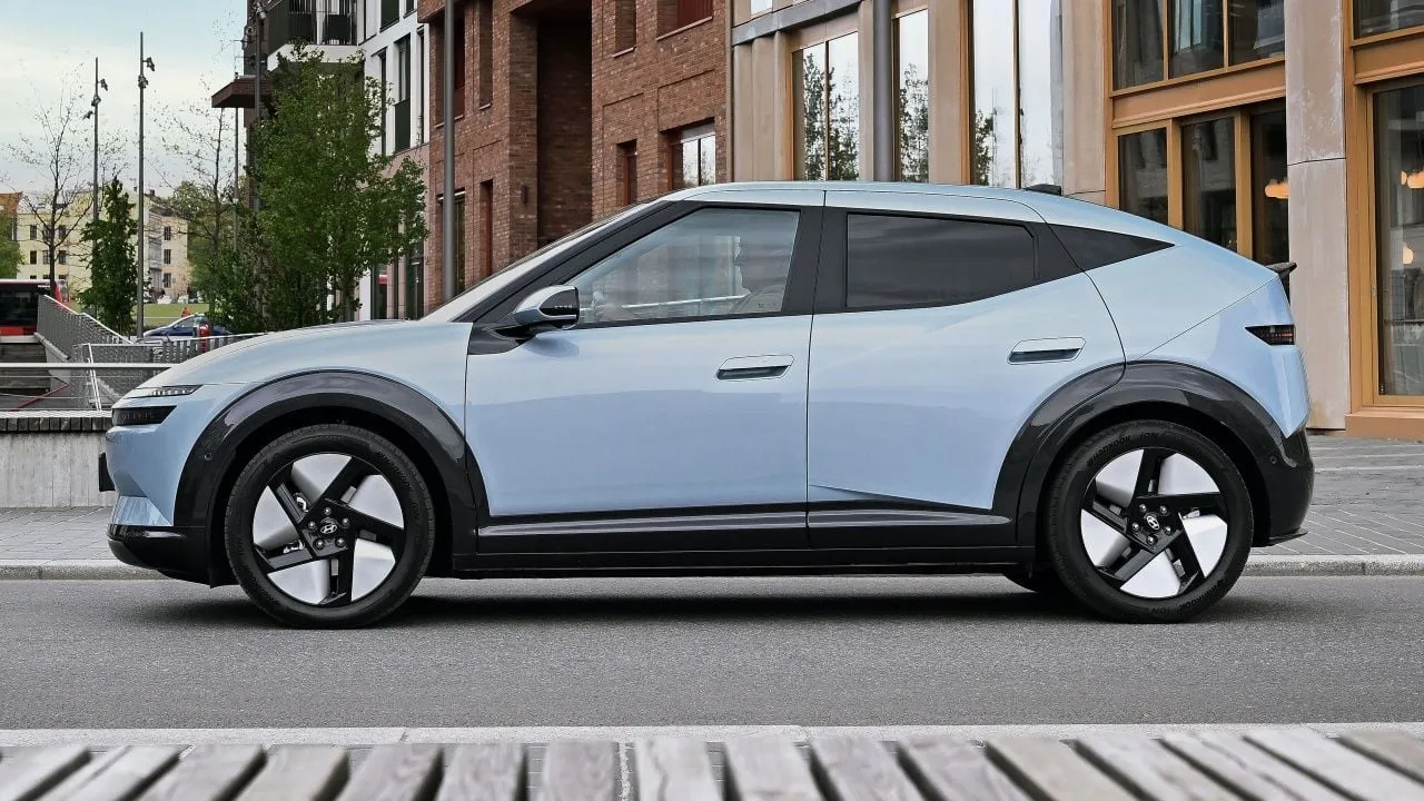 Il Hyundai IONIQ 3 ha già un prezzo in Europa e punta direttamente al Volkswagen ID. Polo
