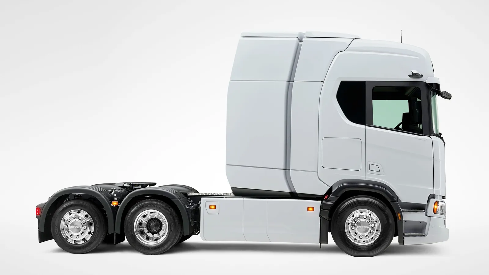416 kWh de baterías detrás el habitáculo: Scania le da 'una vuelta' a su camión eléctrico para hacerlo más eficiente