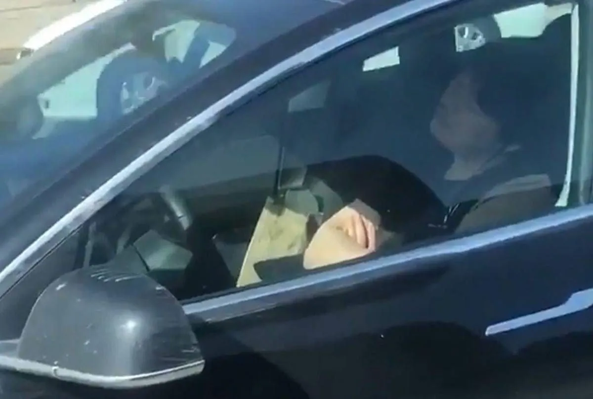 43 vídeos muestran a conductores de Tesla dormidos al volante: las autoridades ya piden explicaciones