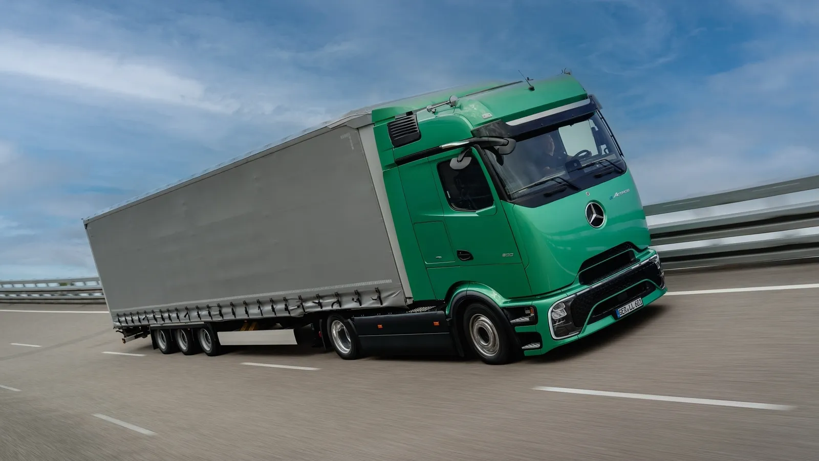 621 kWh, 500 km de autonomía y 24 toneladas de carga útil: Mercedes presenta su nuevo camión eléctrico de gran volumen