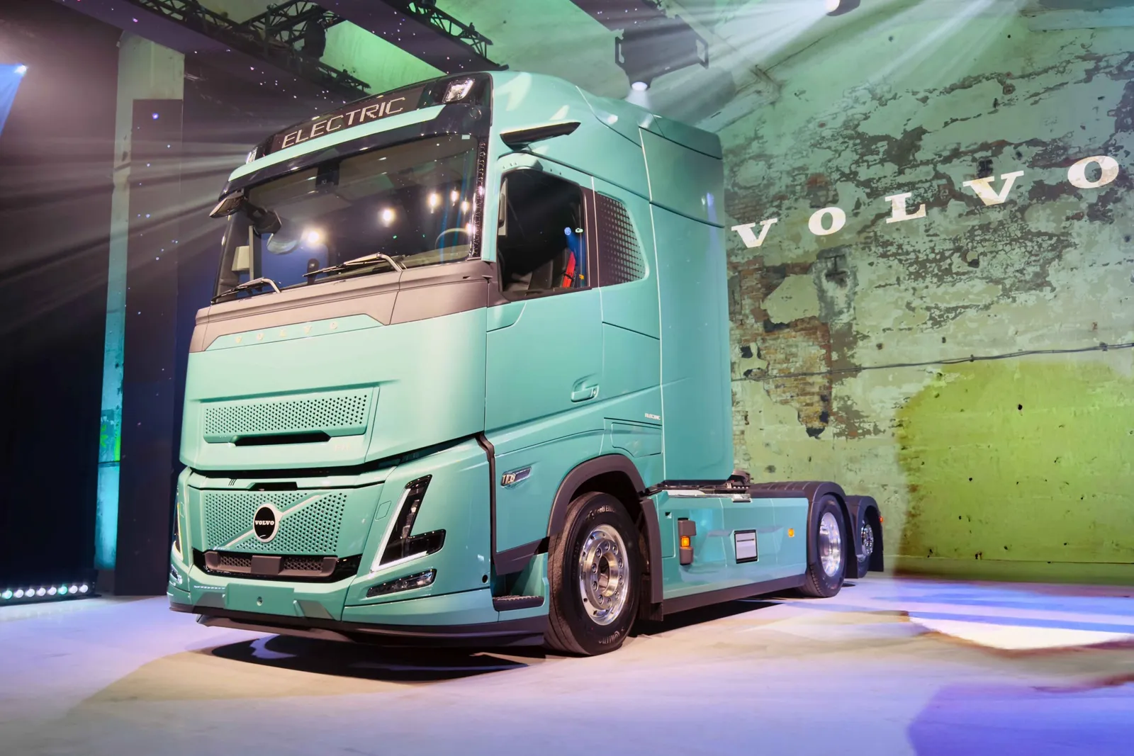 700 km d’autonomie : Volvo lance la production de son nouveau camion électrique