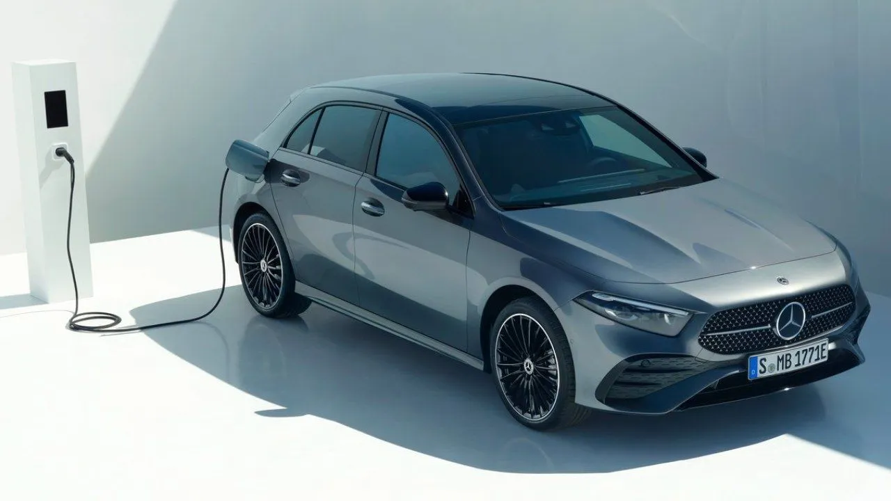 700 km de autonomía, 800 V y más de 300 kW de carga: el nuevo Mercedes Clase A quiere dar un golpe al mercado