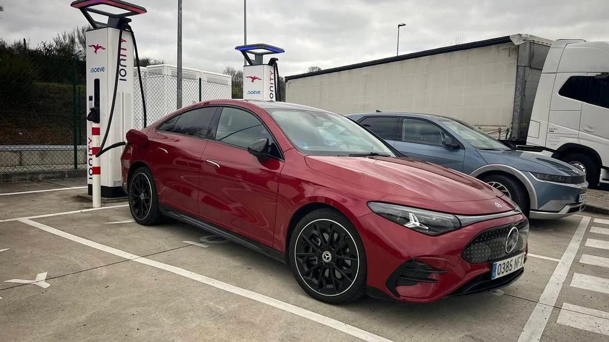 Prueba a 120 km/h Mercedes-Benz CLA 250+