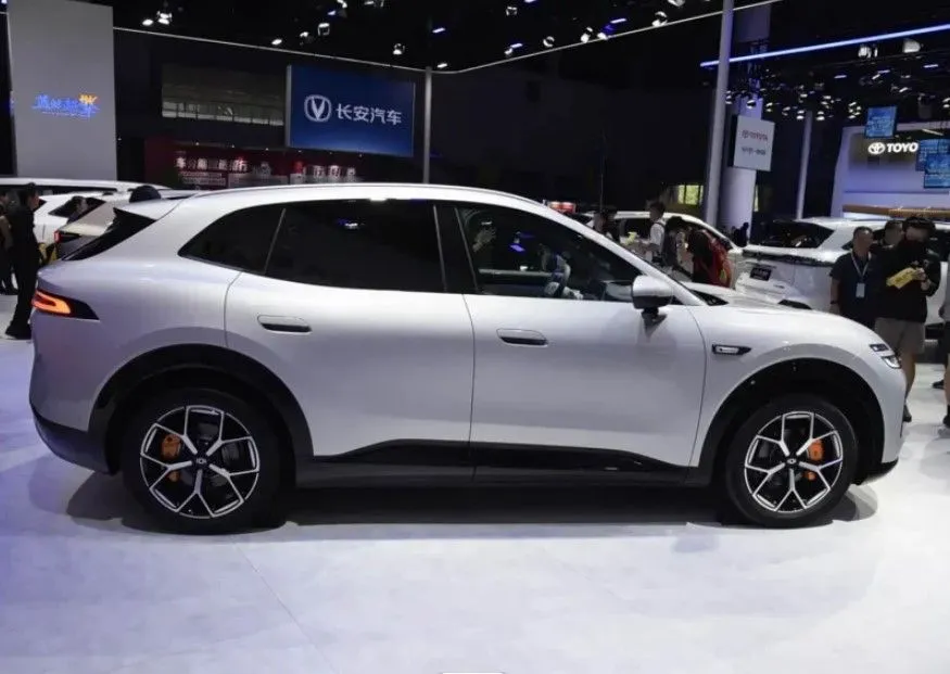 700 km de autonomía, carga rápida en 9 minutos y un precio de unos 19.000 euros: este SUV de Changan quiere arrasar