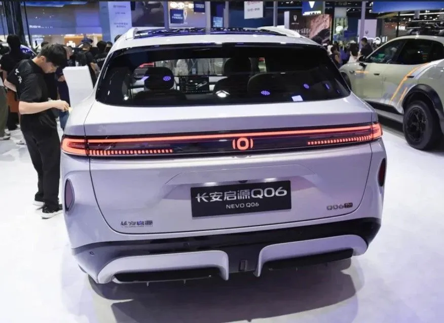 700 km di autonomia, ricarica rapida in 9 minuti e un prezzo di circa 19.000 euro: questo SUV di Changan vuole dominare il mercato