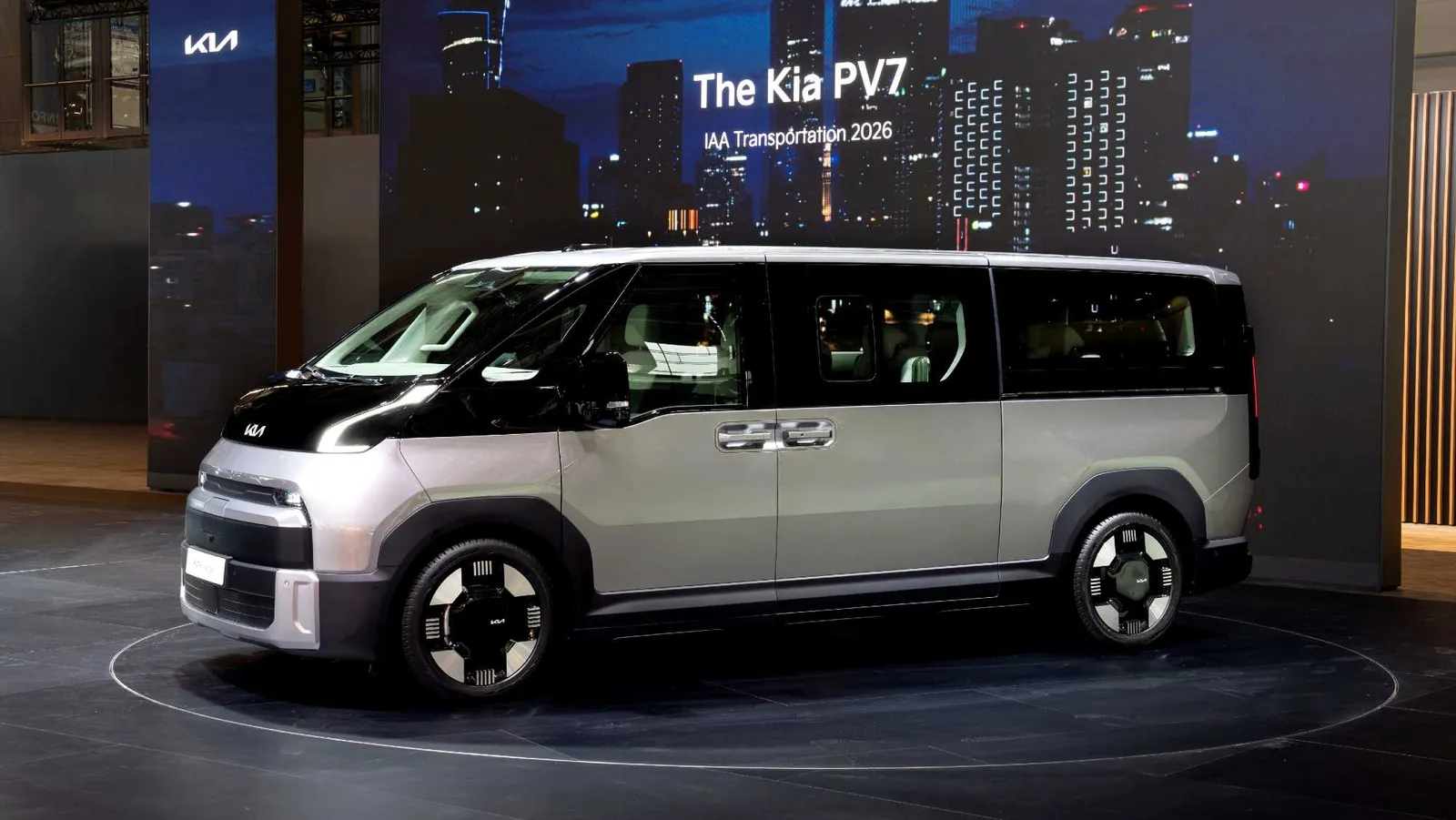 8 m³ de volumen, 1.200 kg de carga, 460 km de autonomía y 23 versiones: así es la KIA PV7, la furgoneta eléctrica más innovadora del mercado